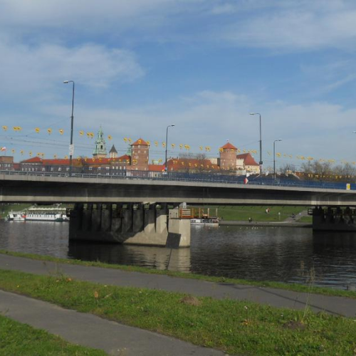 Widok na Most Grunwaldzki i Zamek Królewski na Wawelu w Krakowie. Przykład nowej pisowni obiektów miejskich od 2026 roku.